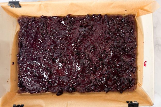 wuzetka - biszkopt kakaowy z dżemem z czarnej porzeczki