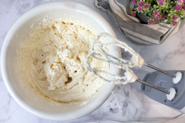 wuzetka - ubijanie śmietany