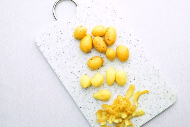 zupa botwinka - pokrojone ziemniaki