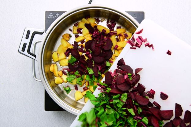 zupa botwinka - warzywa w garnku