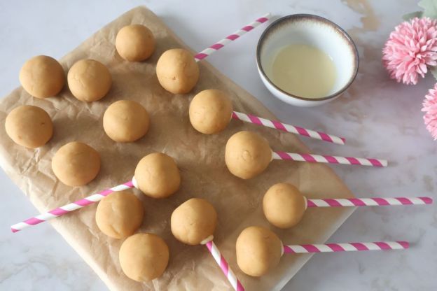 cake pops - nabijanie na patyczki