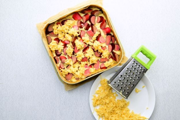 ciasto z rabarbarem i budyniem - ścieranie kruchego ciasta