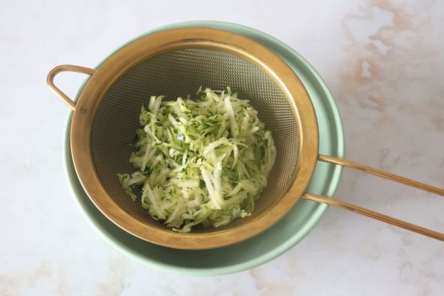 muffinki jajeczne - przygotowanie cukinii