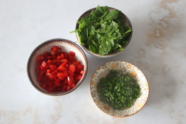 muffinki jajeczne - siekanie warzyw