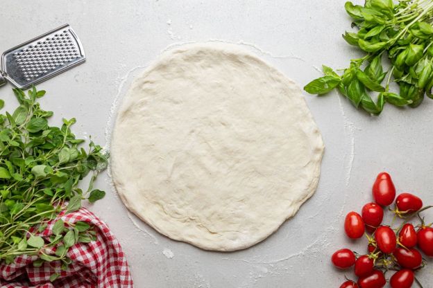 pizza pepperoni - formowanie placka