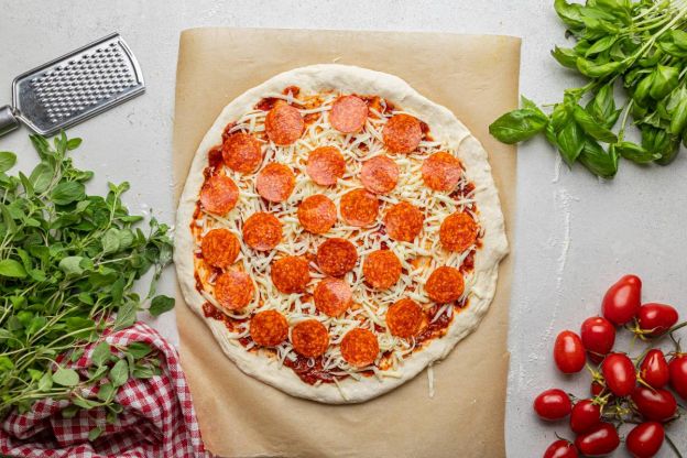 pizza pepperoni - nałożenie dodatków