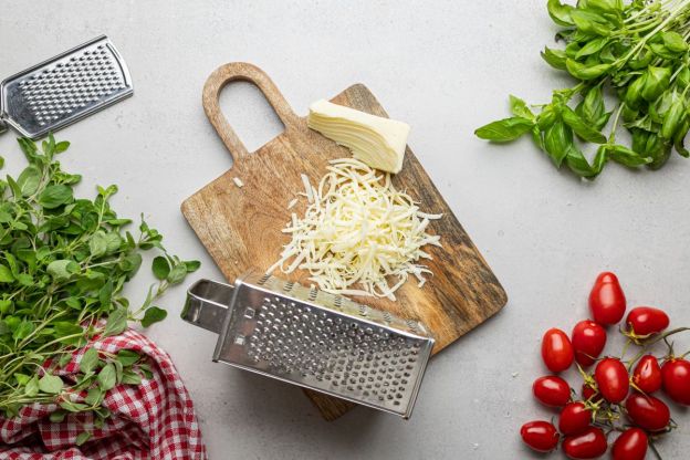 pizza pepperoni - ścieranie sera