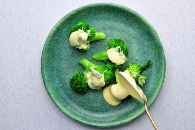 sos holenderski na brokułach