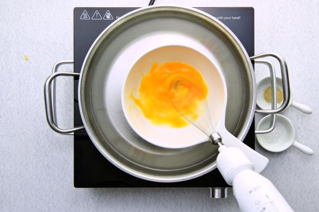 sos holenderski - ucieranie żółtek