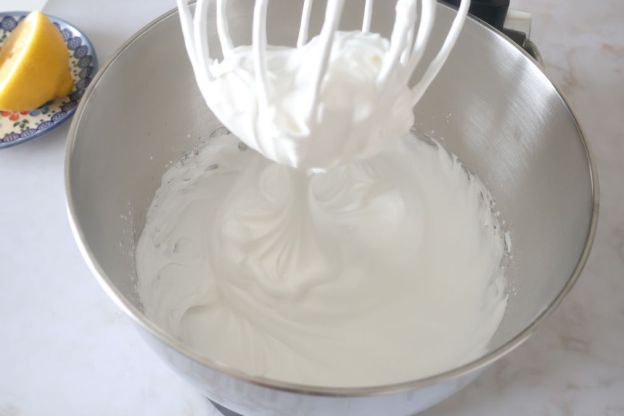 tarta cytrynowa - ubijanie białek na bezę