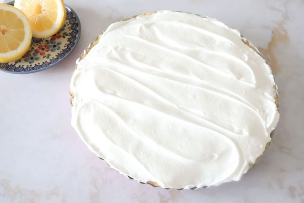 tarta cytrynowa z bezą przed upieczeniem