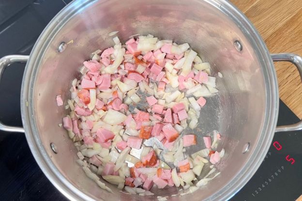 łazanki z młodej kapusty - cebula i boczek, podsmażanie