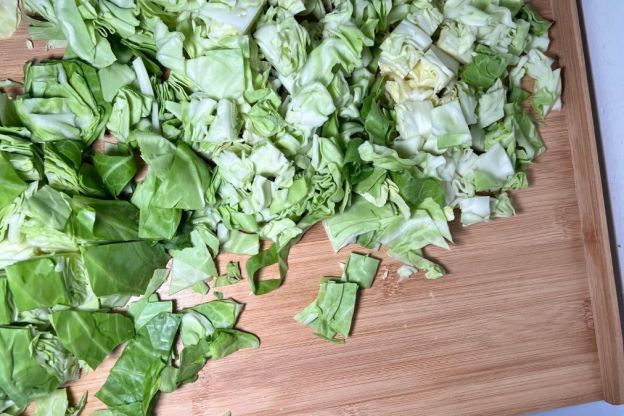 łazanki z młodej kapusty - krojenie kapusty