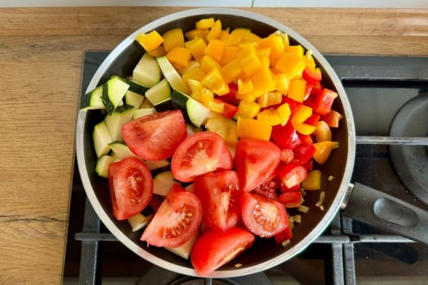 leczo z kurczakiem - duszenie warzyw