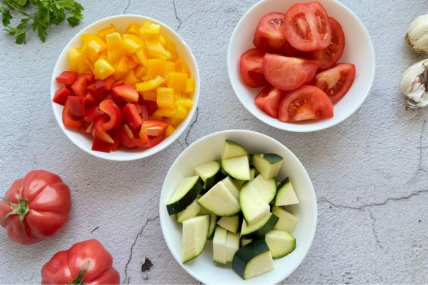 leczo z kurczakiem - krojenie warzyw