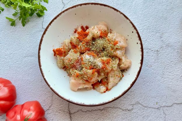 leczo z kurczakiem - marynowanie mięsa