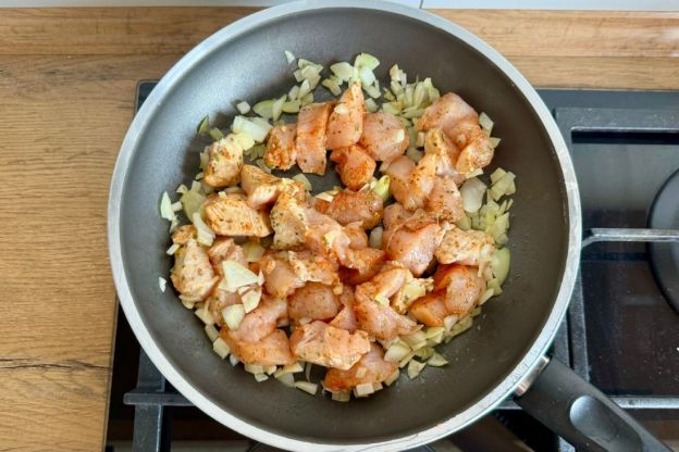 leczo z kurczakiem - smażenie cebuli i mięsa