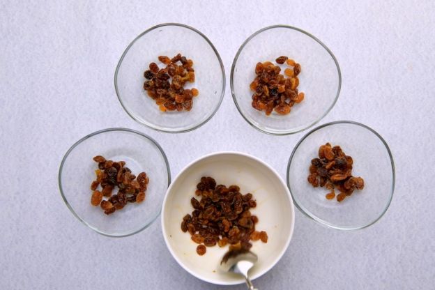 krem sułtański - rozkładanie rodzynek