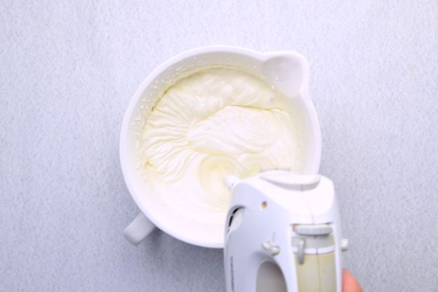 krem sułtański - ubijanie śmietany