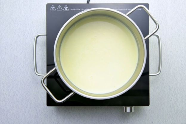 lody śmietankowe - gotowanie śmietanki z cukrem