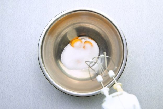 lody śmietankowe - ucieranie żółtek z cukrem