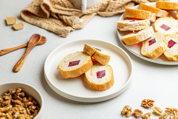 rolada orzechowa z oczkiem - podanie