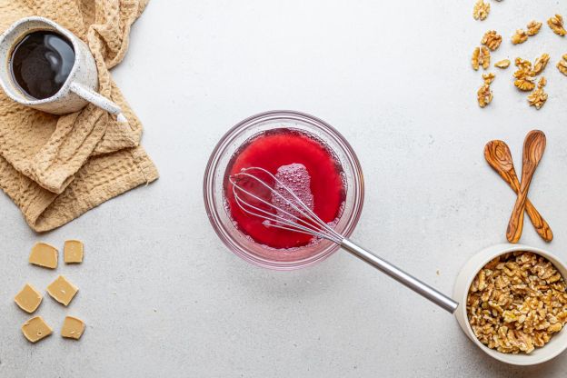 rolada orzechowa z oczkiem - rozpuszczanie galaretki