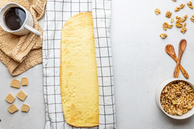 rolada orzechowa z oczkiem - zwijanie biszkoptu