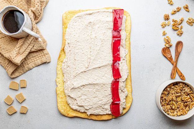 rolada orzechowa z oczkiem - zwijanie rolady