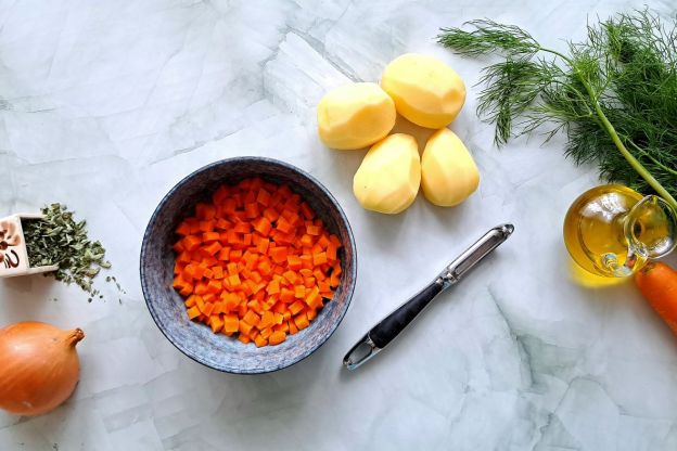 zupa klopsowa - krojenie marchewki i ziemniaków
