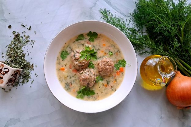 zupa klopsowa - podanie