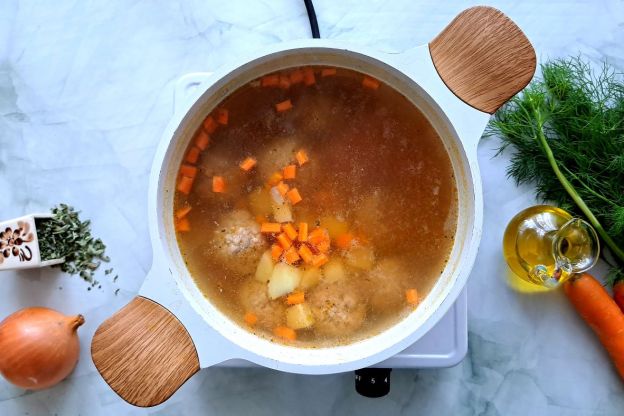 zupa klopsowa - wrzucenie klopsów do zupy