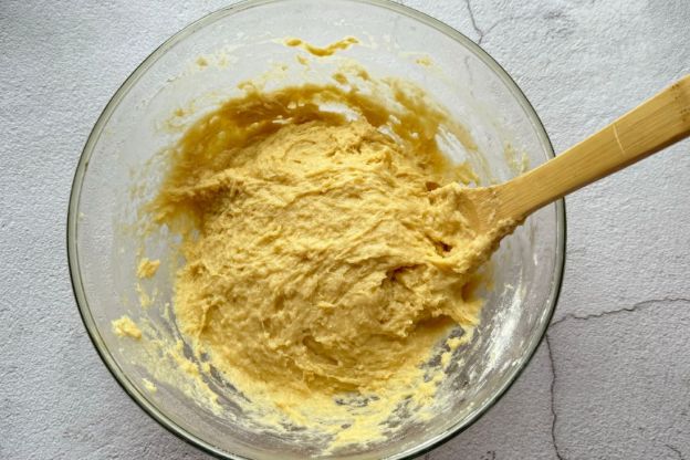 ciasto drożdżowe bez wyrabiania - mieszanie ciasta