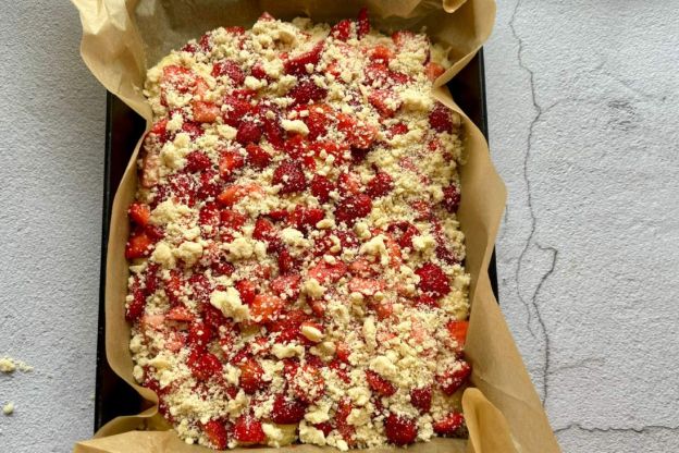 ciasto drożdżowe bez wyrabiania - nałożenie kruszonki i owoców