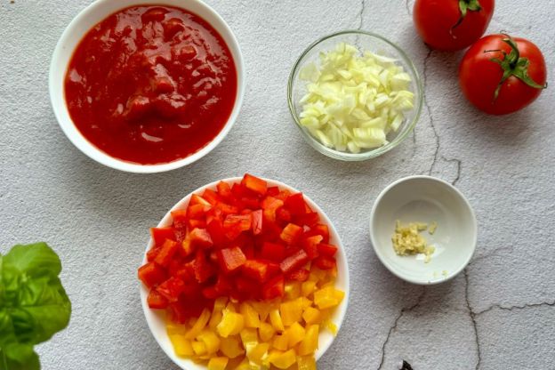 ratatouille - przygotowanie papryki i pomidorów