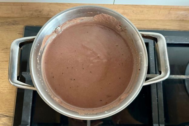 ciasto z kaszą manną bez pieczenia - dodanie kakao