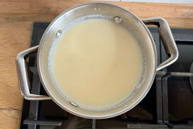 ciasto z kaszą manną bez pieczenia - gotowanie masy