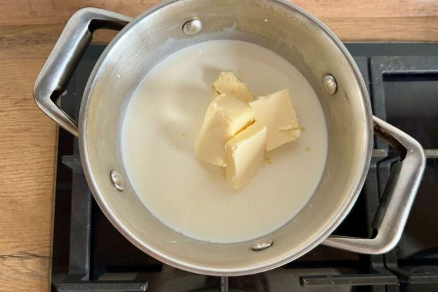 ciasto z kaszą manną bez pieczenia - gotowanie mleka z masłem