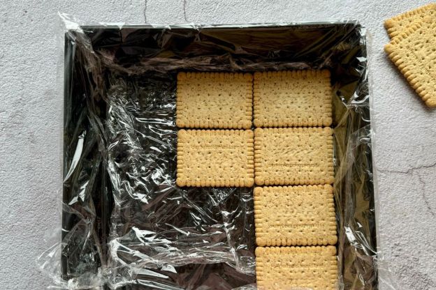 ciasto z kaszą manną bez pieczenia - spód z herbatników