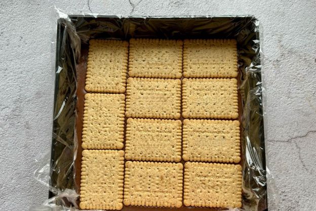 ciasto z kaszą manną bez pieczenia - wierzch z herbatników