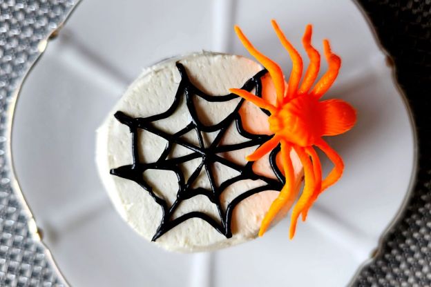 muffinki na halloween - dekorowanie muffinek z pajęczynami