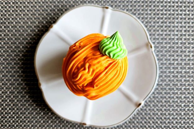 muffinki na halloween - dekorowanie muffinki dyni