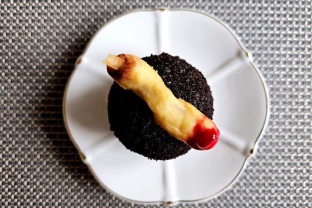 muffinki na halloween - dekorowanie muffinki z paluchem