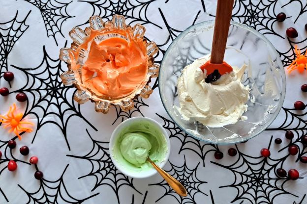muffinki na haloween - barwienie kremu maślanego