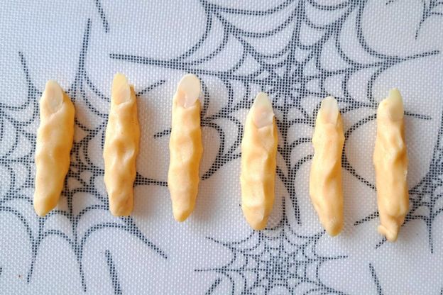 muffinki na haloween - formowanie paluchów