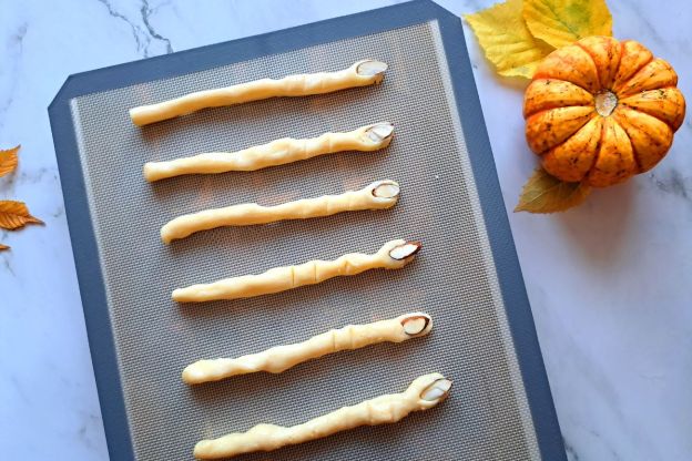 przekąski na Halloween - formowanie paluchów