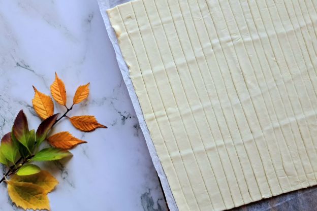 przekąski na Halloween - krojenie ciasta francuskiego