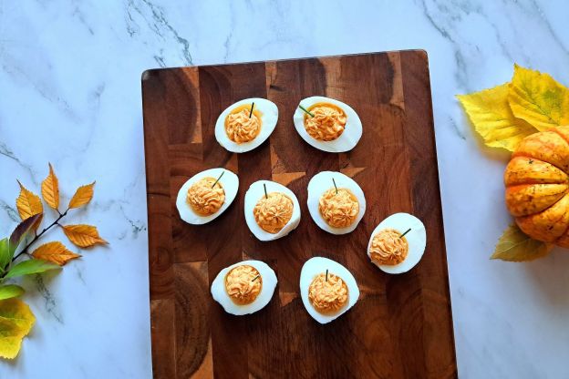 przekąski na Halloween - nadziewanie jajek