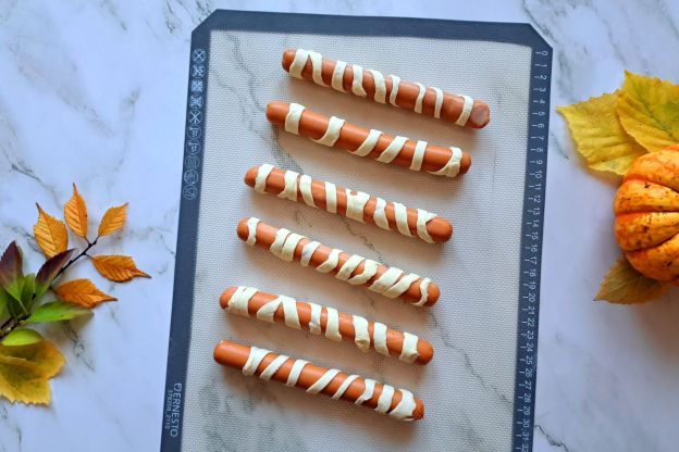 przekąski na Halloween - owijanie parówek ciastem