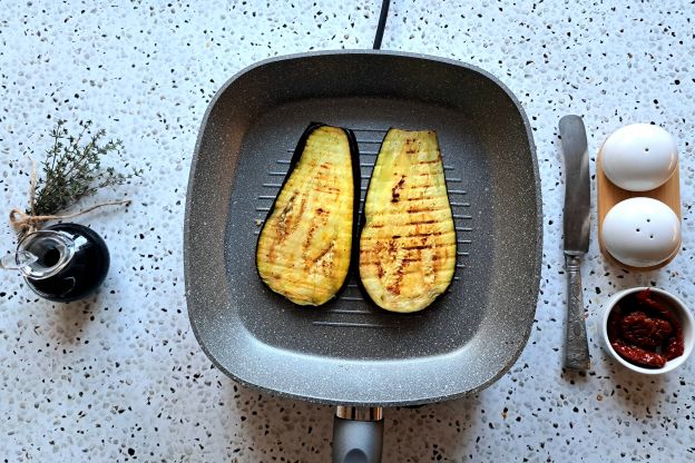 roladki z bakłażana z serkiem - grillowanie bakłażana